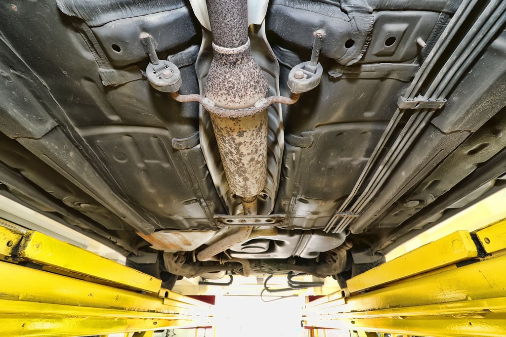 Blick auf einen Katalysator unter einem Auto. An einem in Weißenfels abgestellten Wagen haben Diebe jetzt dieses Bauteil abmontiert und gestohlen (Symbolfoto).
