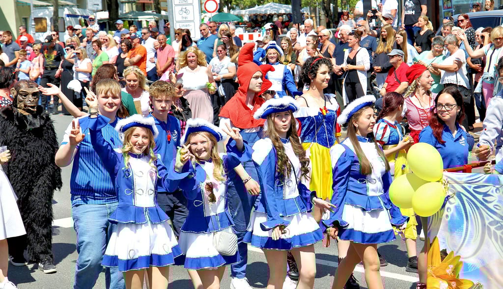 Der Festumzug ist einer der Höhepunkte des jährlichen Stadt- und Rosenfestes in Bernburg.