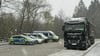 Bei der polizeilichen Lkw-Großkontrolle wurden am Mittwoch, 17. April, im Harzkreis zahlreiche Verstöße festgestellt. Zwei Brummifahrer durften nicht weiterfahren. Foto: Polizei