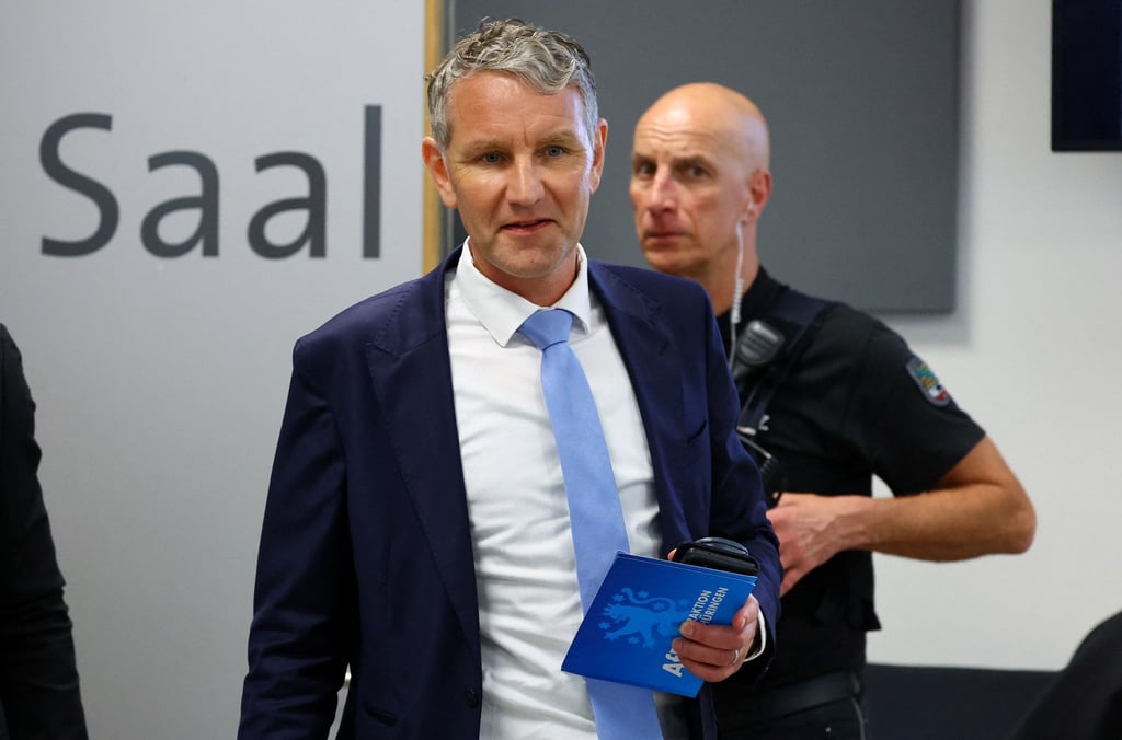 Vor dem Landgericht Halle hat ein Prozess gegen Björn Höcke wegen des Vorwurfs des Verwendens von Kennzeichen verfassungswidriger und terroristischer Organisationen begonnen.