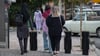 Frauen mit und ohne Kopftuch sind in Teheran unterwegs.
