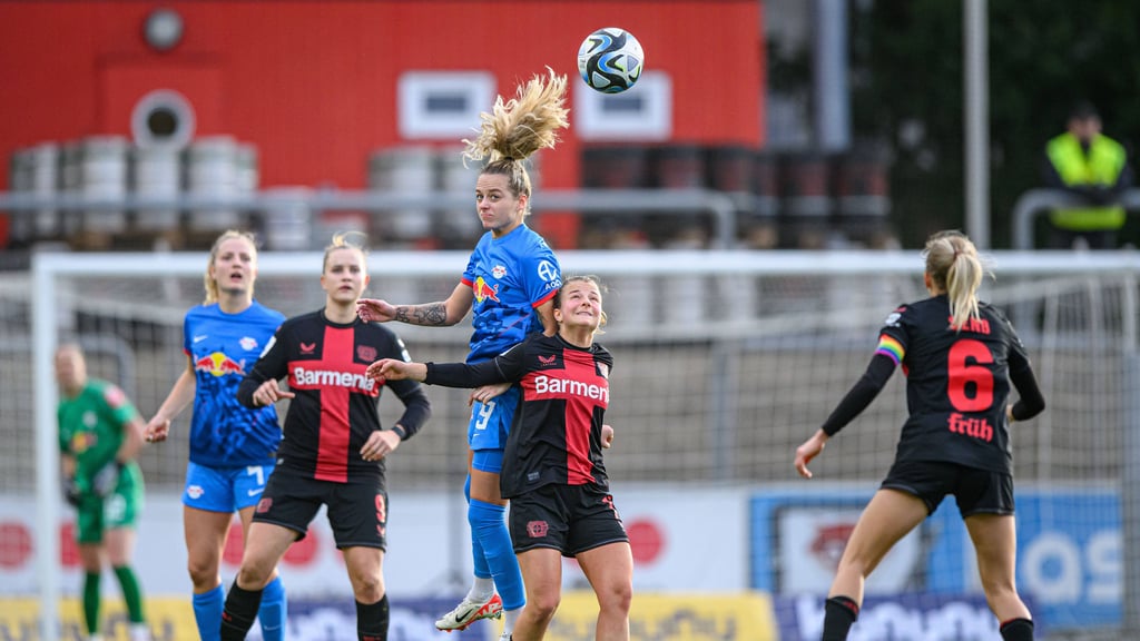 Leipzigs Jenny Hipp geht im Hinspiel gegen Leverkusen zum Kopfball.