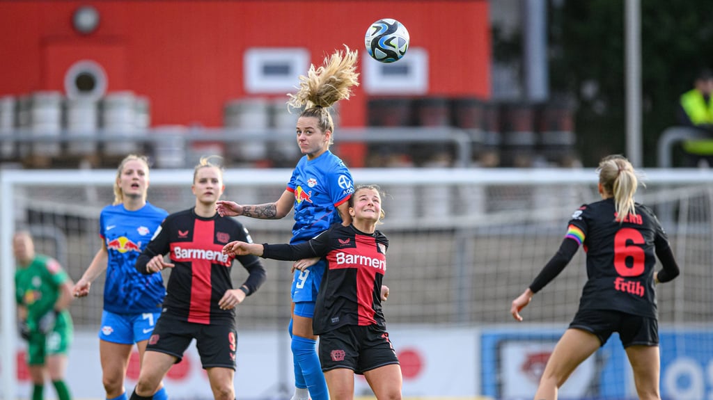 Leipzigs Jenny Hipp geht im Hinspiel gegen Leverkusen zum Kopfball.