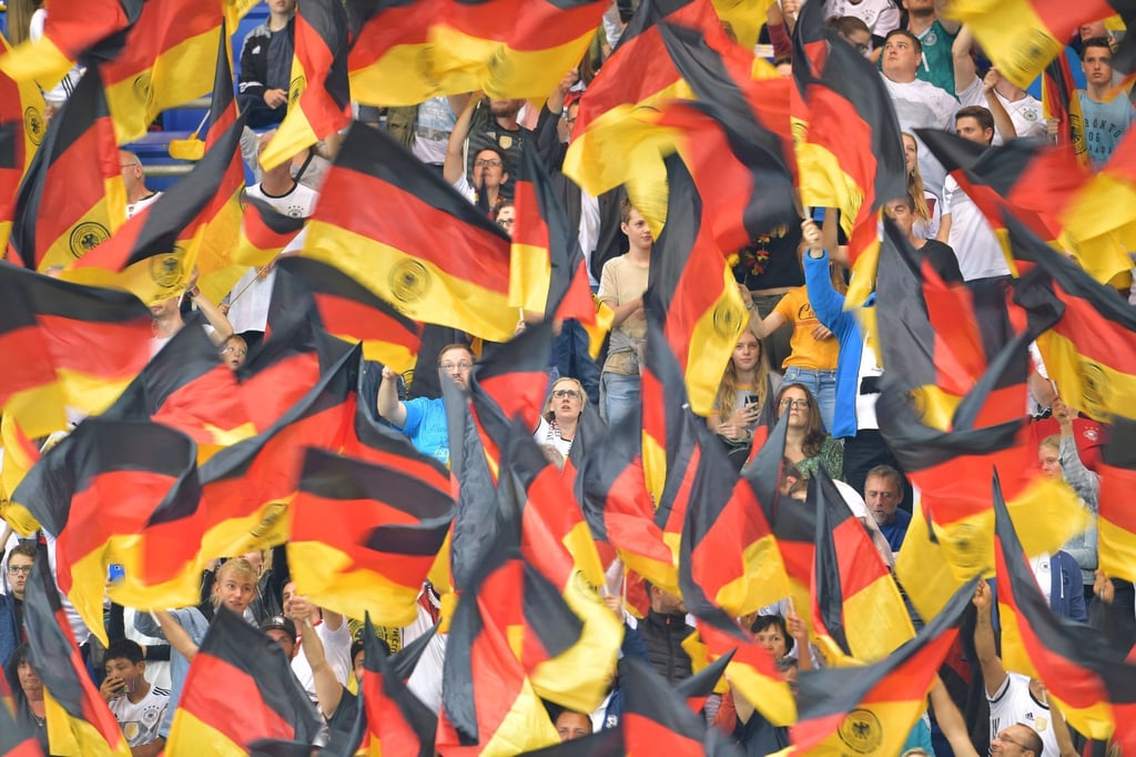 Die Fans der deutschen Mannschaft winken mit Deutschlandfahnen.