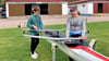 Zwei Sportlerinnen der Altersklasse 11/12  bereiten ihr Sportgerät vor. Im Verein trainieren etwa 50 Kinder und Jugendliche.