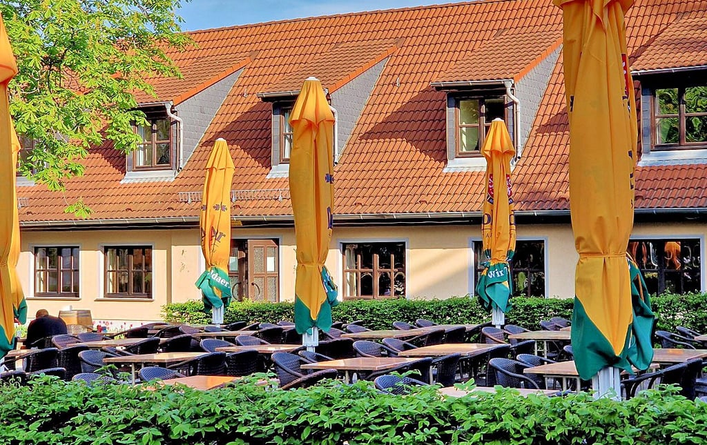 An der Kurparkgaststätte ist der Biergarten bereits vorbereitet.