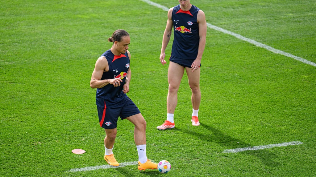 Leipzigs Xavi Simons (vorne) im Training neben Dani Olmo.