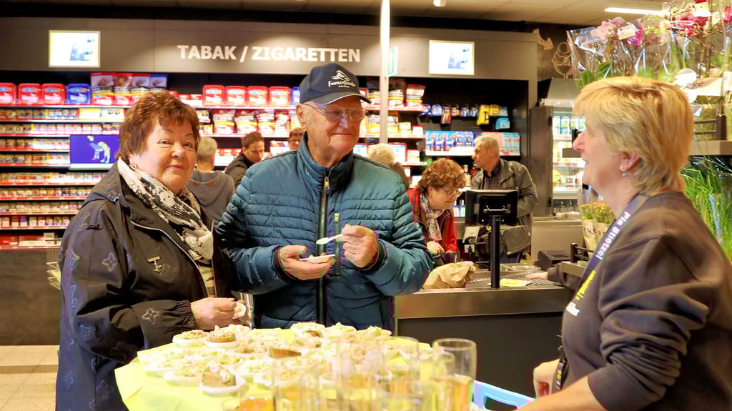 Salate werden frisch in der eigenen Küche hergestellt. Margrit und Achim Stein nehmen eine Kostprobe von Mitarbeiterin Pia Stitzel entgegen.