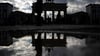 Das Brandenburger Tor spiegelt sich nach dem Regen in einer Pfütze.