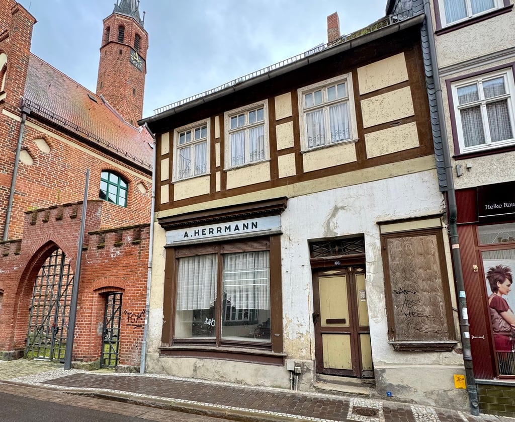 Salzwedels Altstadt wird von zahlreichen maroden Fachwerkhäusern geprägt. Nun droht wieder eines zu verschwinden.