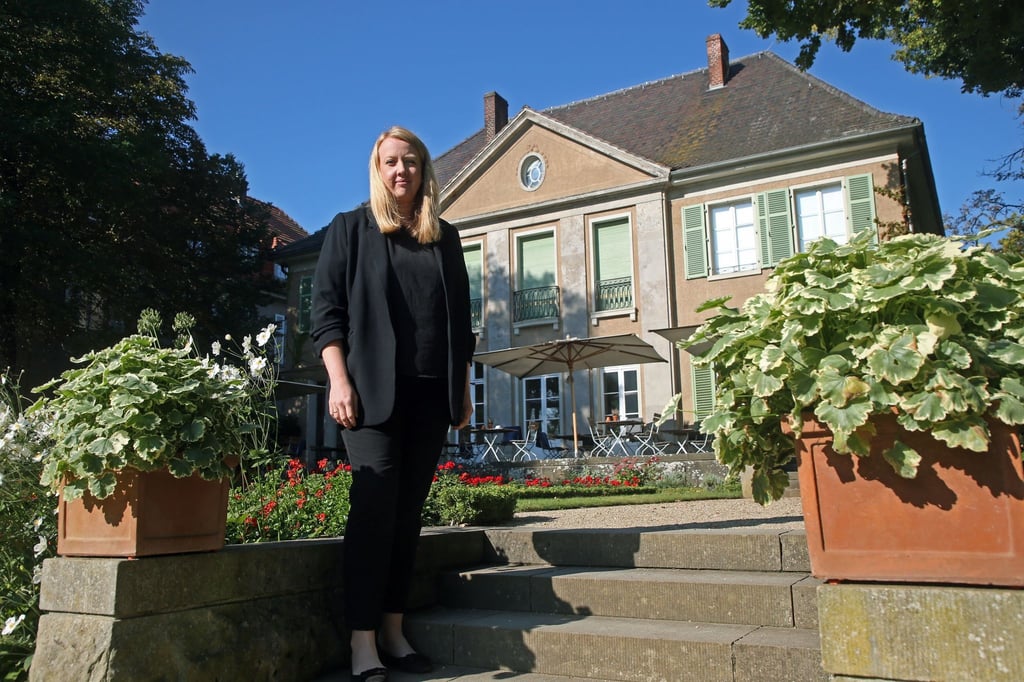 Lucy Wasensteiner, damalige Direktorin der Liebermann-Villa am Wannsee, steht im Garten des Anwesens.