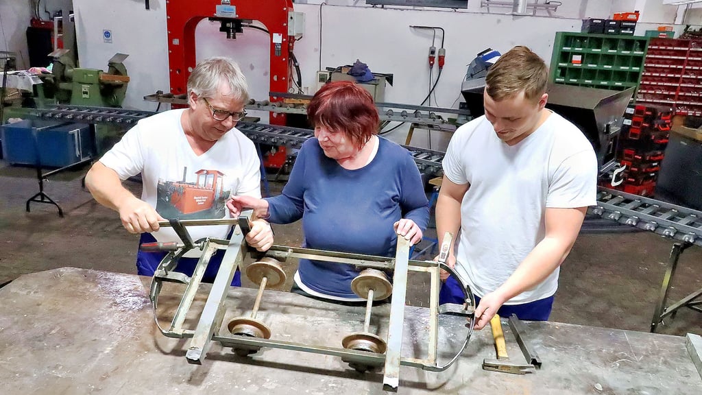 Rainer Janke, Nicole Konzok und Max Elis (von links) stecken viel Handarbeit und Zeit in das Kinderbahn-Projekt.