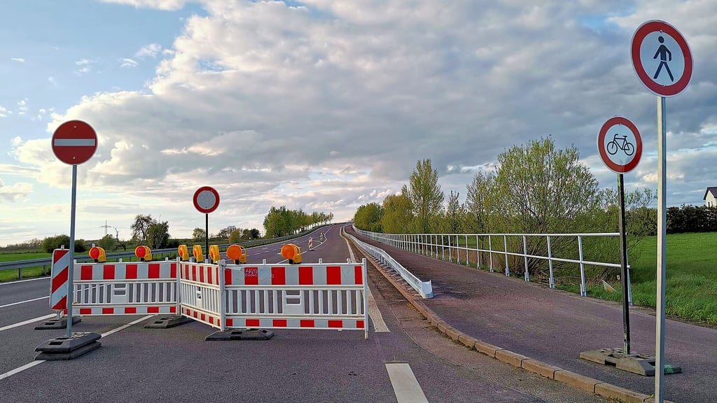 Die Bundesstraße 107 zwischen Schönhausen und Hohengöhren ist halbseitig gesperrt. Für die Zeit der Bauarbeiten gilt für die Fahrtrichtung nach Norden eine Umleitung.
