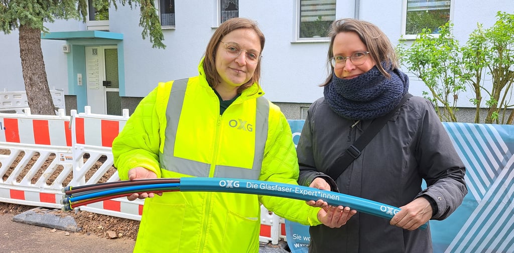 Die zuständige technische Leiterin des Netzbetreibers OXG, Sabine Hippchen, und Denise Demnitz, die Wirtschaftsförderin der Stadt Weißenfels, zeigen, wie ein verlegtes Glasfaserkabel aussieht. Das schnelle Internet soll Weißenfels für Einwohner und Investoren attraktiver machen.