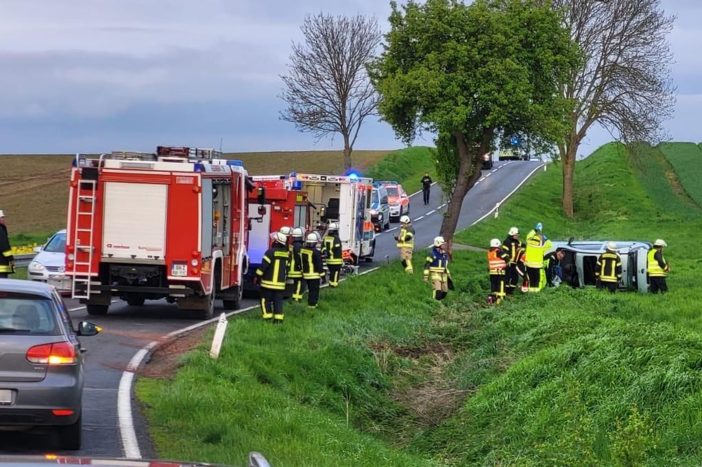 Nach einem Verkehrsunfall zwischen Beckendorf und Eggenstedt musste die Landstraße 77 voll gesperrt werden.