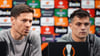 Bayer Leverkusens Trainer Xabi Alonso (l) und Granit Xhaka nehmen an einer Pressekonferenz teil.