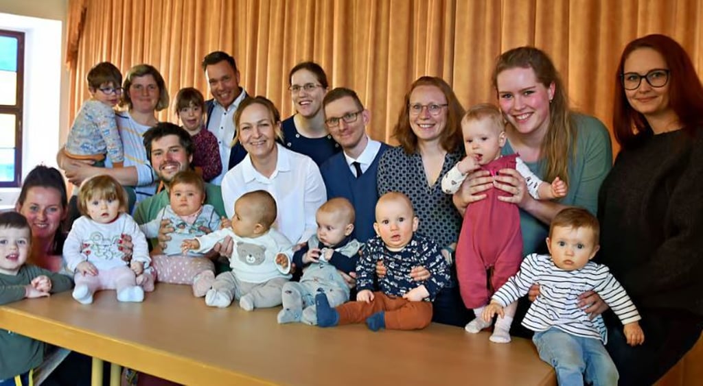 Einheitsgemeinde-Bürgermeister Marc Blanck (hinten) heißt die neuen Erdenbürger zum Lätzchencafé willkommen. Die jungen Eltern haben die Möglichkeit, sich untereinander kennenzulernen und mit den Gemeindevertretern direkt ins Gespräch zu kommen.