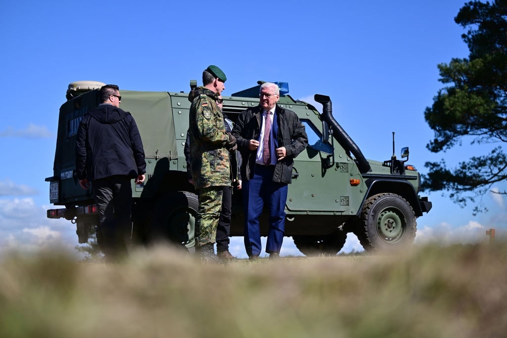 Bundespräsident Frank-Walter Steinmeier (r) unterhält sich auf dem Truppenübungsplatz mit einem Brigadegeneral.