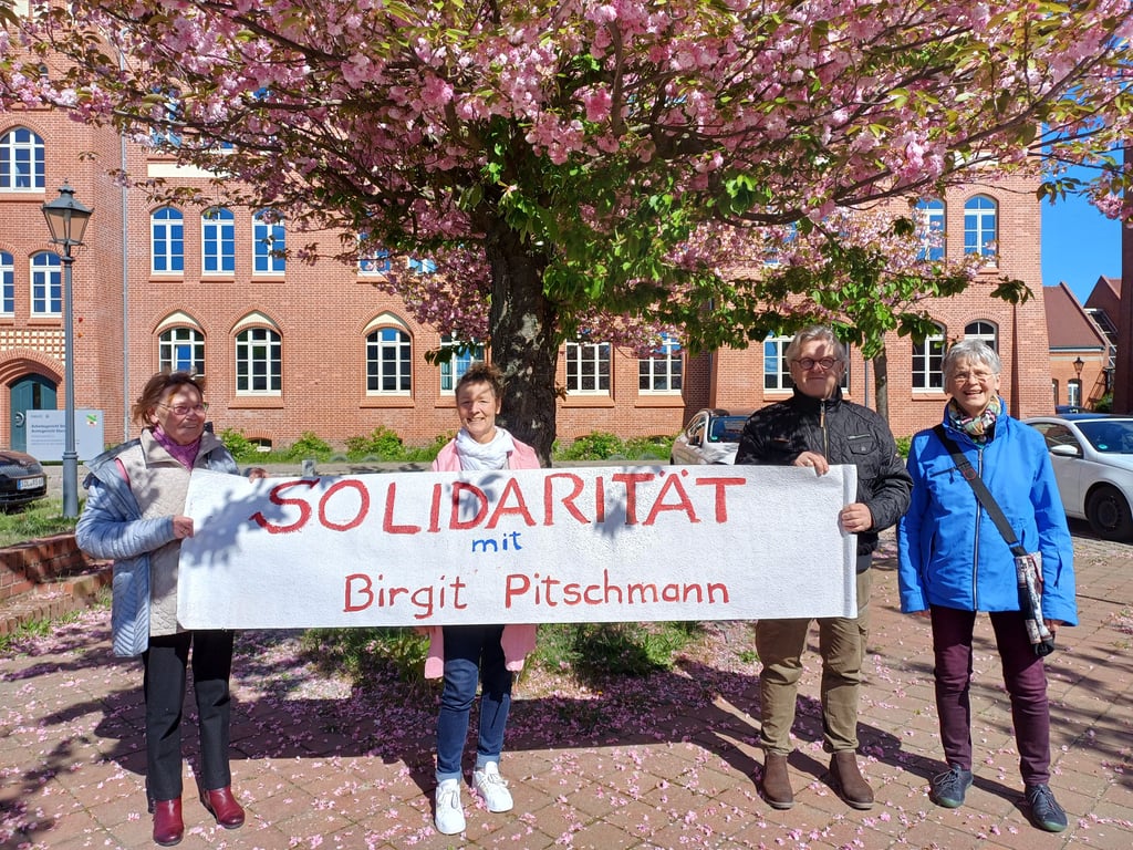Birgit Pitschmann (Mitte) gestern mit Unterstützern vor der Gerichtsverhandlung in Stendal.