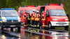 Einsatzkräfte und -fahrzeuge der Feuerwehr stehen bei einem Großbrand in einem Braunschweiger Industriegebiet.