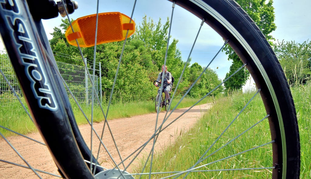 Bei Tagewerben führt dieser Weg entlang, den Radfahrer nutzen können. Einwohner wünschen sich aber eine Erweiterung und möglichst auch Asphaltierung bis in den benachbarten Saalekreis.