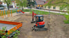 Ein Bagger hat das Gelände für die neuen Spielgeräte auf dem erweiterten Spielplatz in Löberitz vorbereitet.