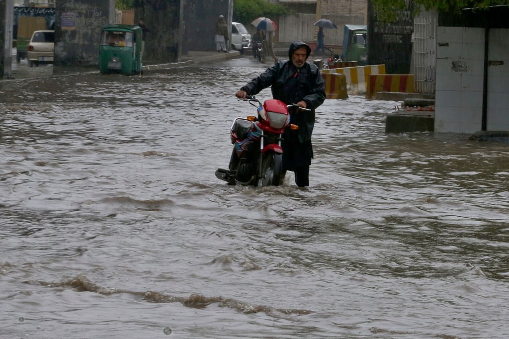 Starke Regenfälle haben die Straßen im pakistanischen Peschawar überschwemmt. In Pakistan sind bei für diese Jahreszeit ungewöhnlich starken Regenfällen mehrere Menschen ums Leben gekommen.