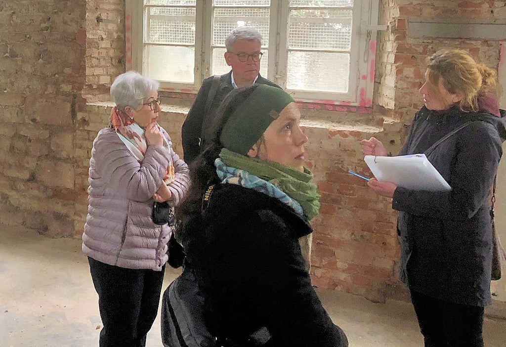 Ute Klopfleisch (Verein), Sven Kassik (Stadt), Restauratorin Linda Pfeiffer und Anja Tietz vom Landesamt (von links).