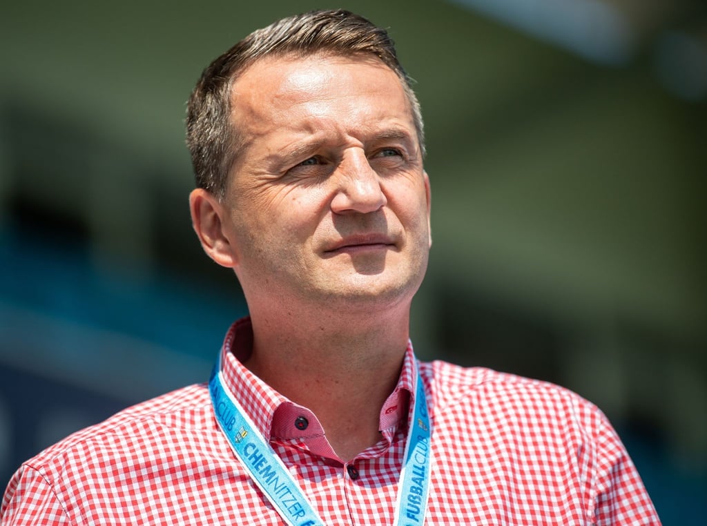 Thomas Sobotzik steht im Stadion an der Gellertstraße.