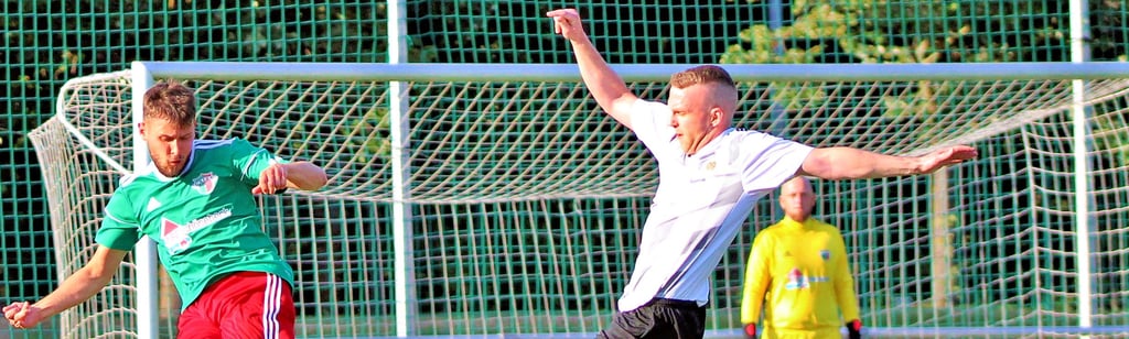 Die Schönebecker Fußballer um Lucas Michaelis (links) trennten sich im Hinspiel 4:4 vom SV 09 Staßfurt (Maurice Hertel).