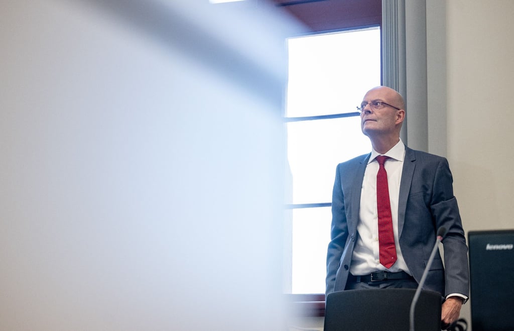 Bernd Wiegand (parteilos), derzeit suspendierter Oberbürgermeister von Halle/Saale, kommt zur Verhandlung.