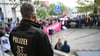 Demonstranten stehen vor dem Justizzentrum. Björn Höcke, Vorsitzender der Thüringer AfD, muss sich vor dem Landgericht Halle verantworten.