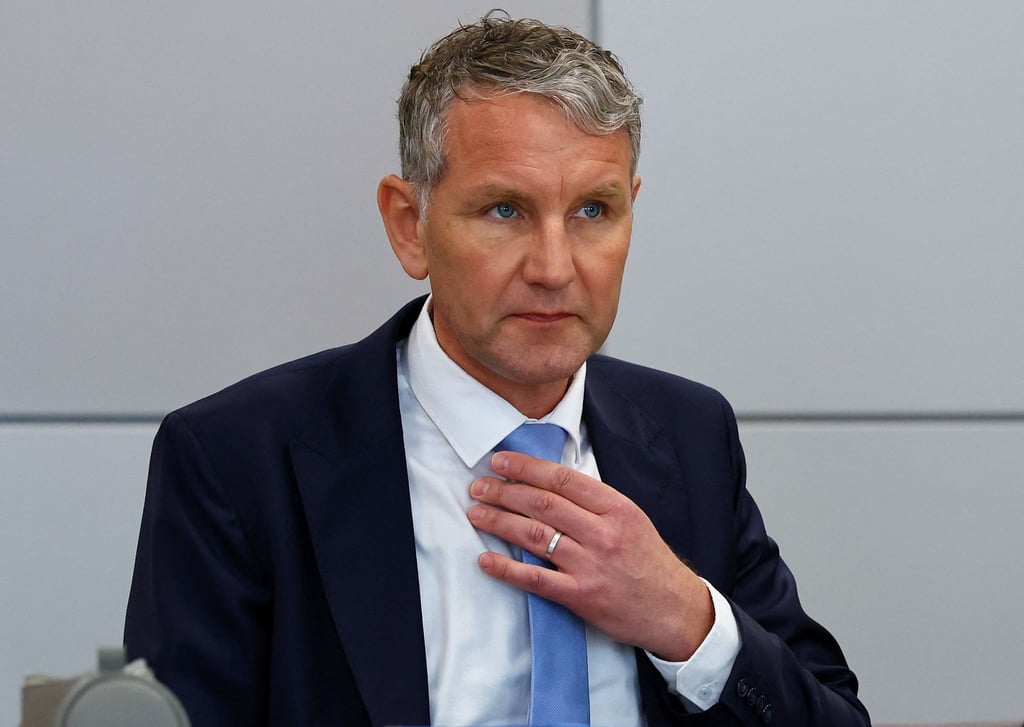 Björn Höcke (AfD) sitzt während seines Prozesses im Landgericht Halle im Gerichtssaal.