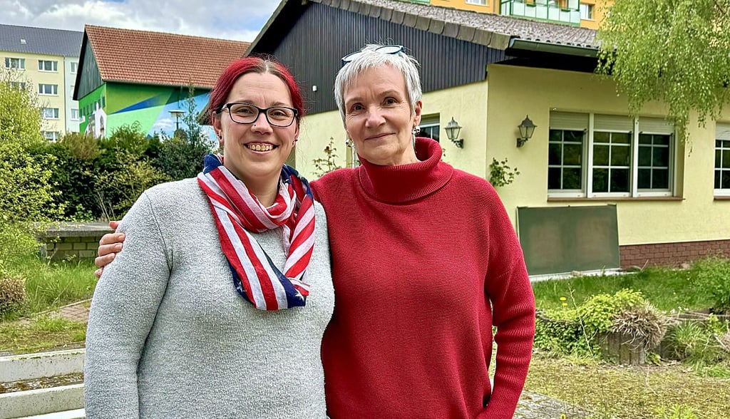 Kristiana Renke (links) von der Fanfarengarde Salzwedel und Erziehern Heike Krieshammer auf dem neuen Gelände des Schülerfreizeitzentrums.
