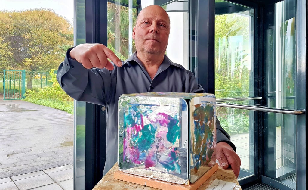Thomas Dietrich stellt seine Werke bei den Stadtwerken in Zeitz aus.