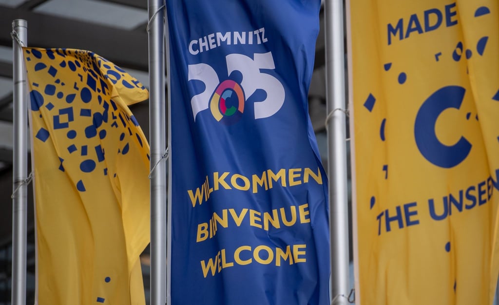 Flaggen mit dem Logo „Chemnitz 2025“ wehen vor dem Neuen Rathaus.