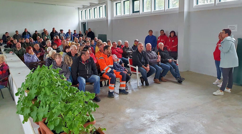 Fast 150 Nienburger waren am Mittwochnachmittag ins Schwimmbad gekommen, um sich über die Zukunft der Einrichtung zu informieren.