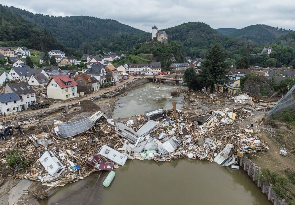 Meterhoch türmen sich im Juli 2021 wenige Tage nach der Flutkatastrophe Wohnwagen, Gastanks, Bäume und Schrott an einer Brücke über die Ahr in Altenahr-Kreuzberg.