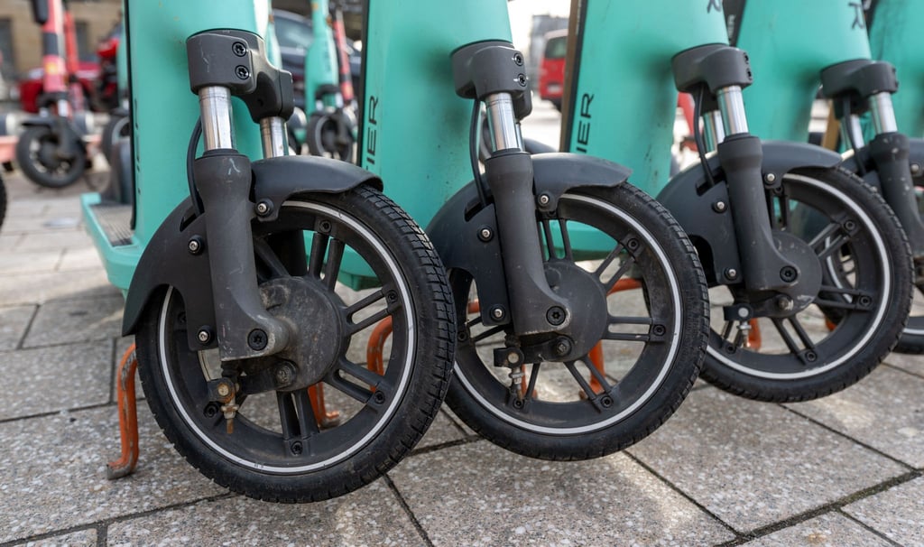 E-Roller parken am Hauptbahnhof in Leipzig.