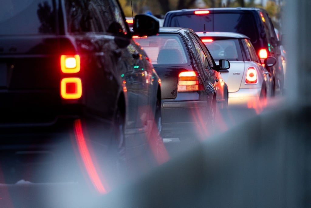 Ihr Arbeitsweg beträgt eigentlich nur 30 Kilometer, im Berufsverkehr brauchen Sie aber mindestens eine Stunde? Das rechtfertigt trotzdem keine Zweitwohnung aus beruflichen Gründen, hat ein Gericht jüngst festgestellt.