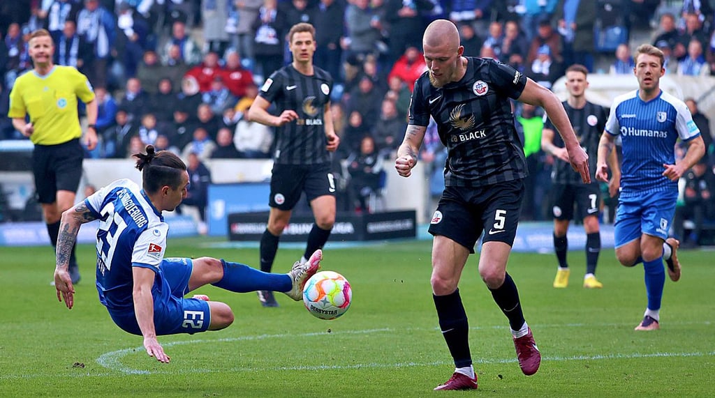 Vor rund einem Jahr hatten die Elbestädter um Baris Atik (am Ball) Grund zum Feiern. So besiegten sie Rostock  am 2. April im eigenen Stadion 3:0. 