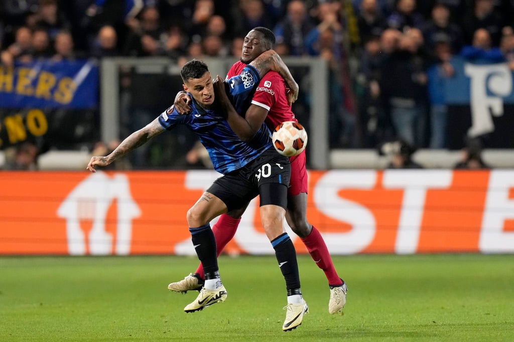 Liverpools Ibrahima Konate (r) kämpft mit Gianluca Scamacca von Atalanta um den Ball.