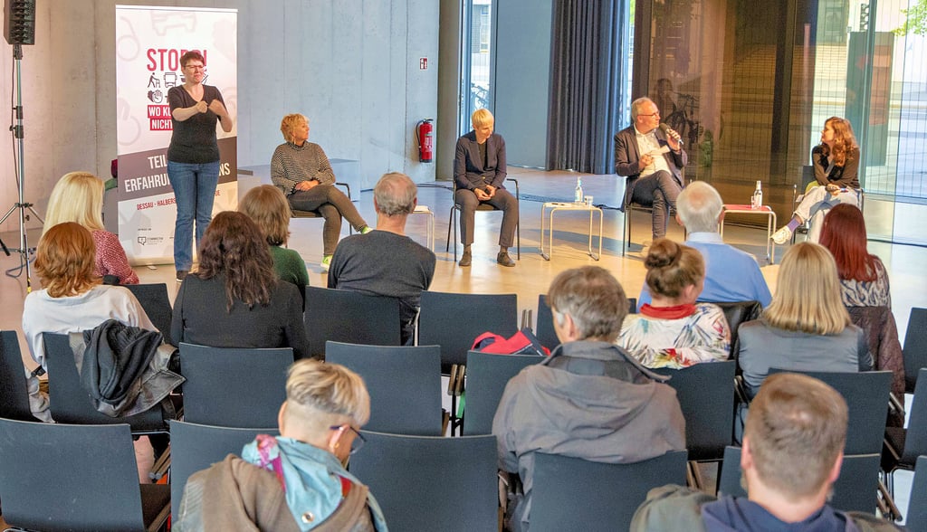 Im Bauhaus-Museum fand auf Einladung von Correctiv und MDR Sachsen-Anhalt in Kooperation mit der MZ eine Diskussionsrunde zur Barrierefreiheit statt. Übersetzt wurde die von MZ-Chefredakteur Marc Rath moderierte Runde auch von zwei Gebärdendolmetschern.
