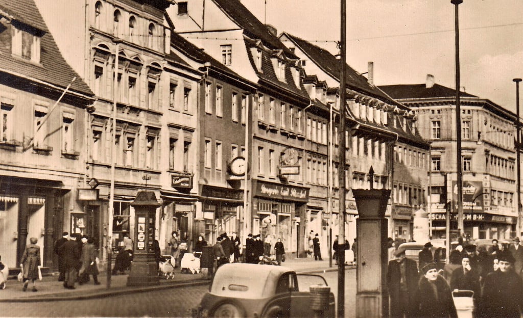Der Roßmarkt, hier als Leninstraße in den frühen 1950er Jahren, war die Einkaufsmeile der Zeitzer Innenstadt schlechthin.