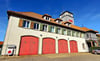 Außen hui, innen pfui: Die roten Tore von Wernigerodes Feuerwehr-Gerätehaus sind nur noch Attrappe.  