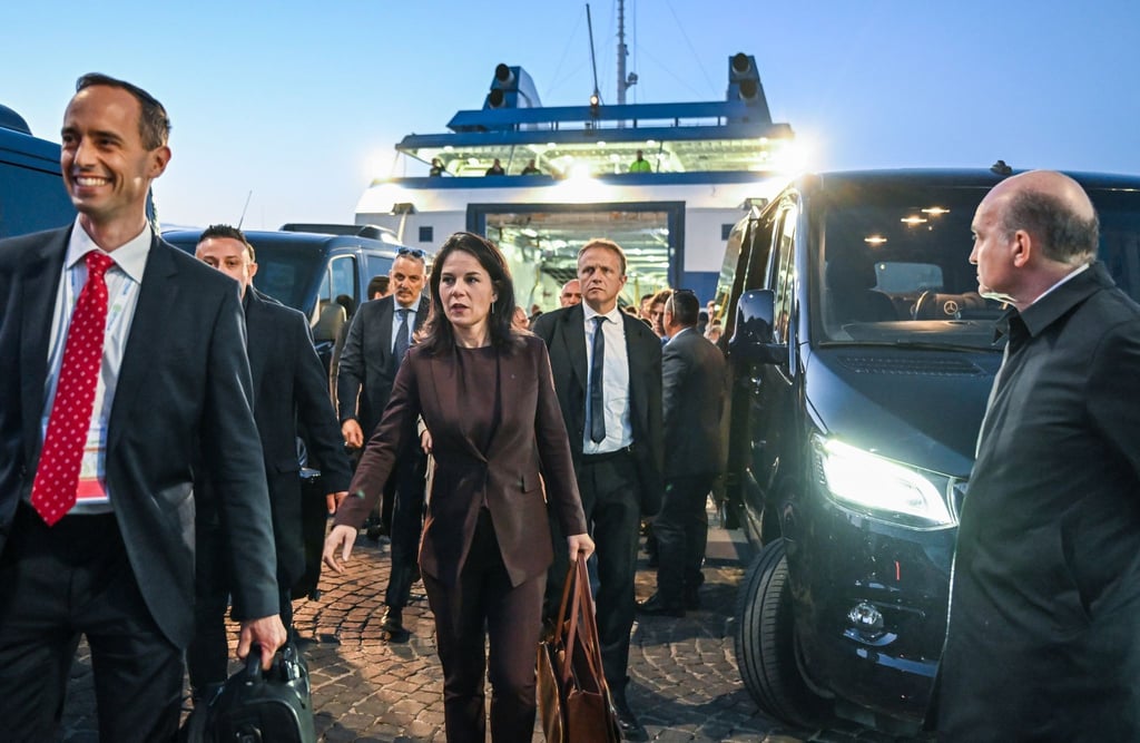 Von Israel nach Italien: Außenministerin Annalena Baerbock (M) kommt auf Capri mit der Fähre zu dem Treffen der G7-Außenminister an.