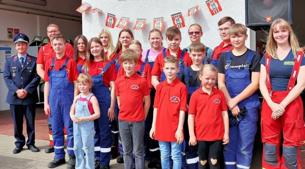 Die Mitglieder der Kinder- und Jugendgruppe der Feuerwehr Schollene im Landkreis Stendal beim Tag der offenen Tür – mit Wehrleiter Andreas Musow und Jugendwart Marcus Wolf (1. und 2. von links) sowie Kinderwartin Lea Limp (rechts).