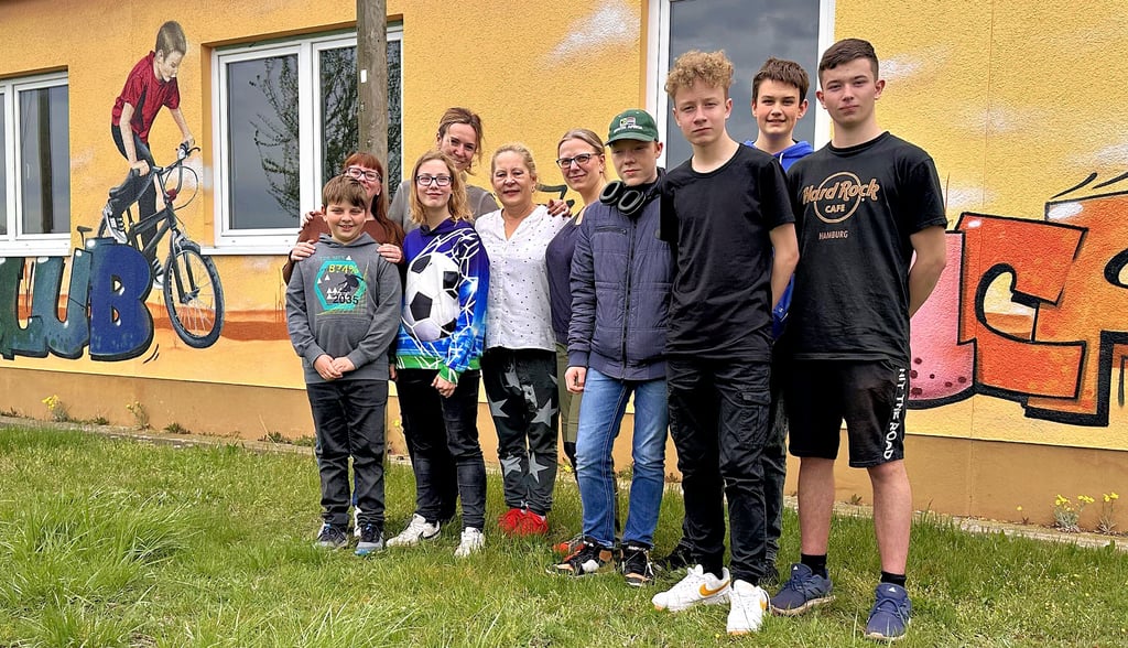 Kinder und Eltern des Jugendclubs „Zuflucht“ in Elster bitten Unternehmern aus der Region um Hilfe.