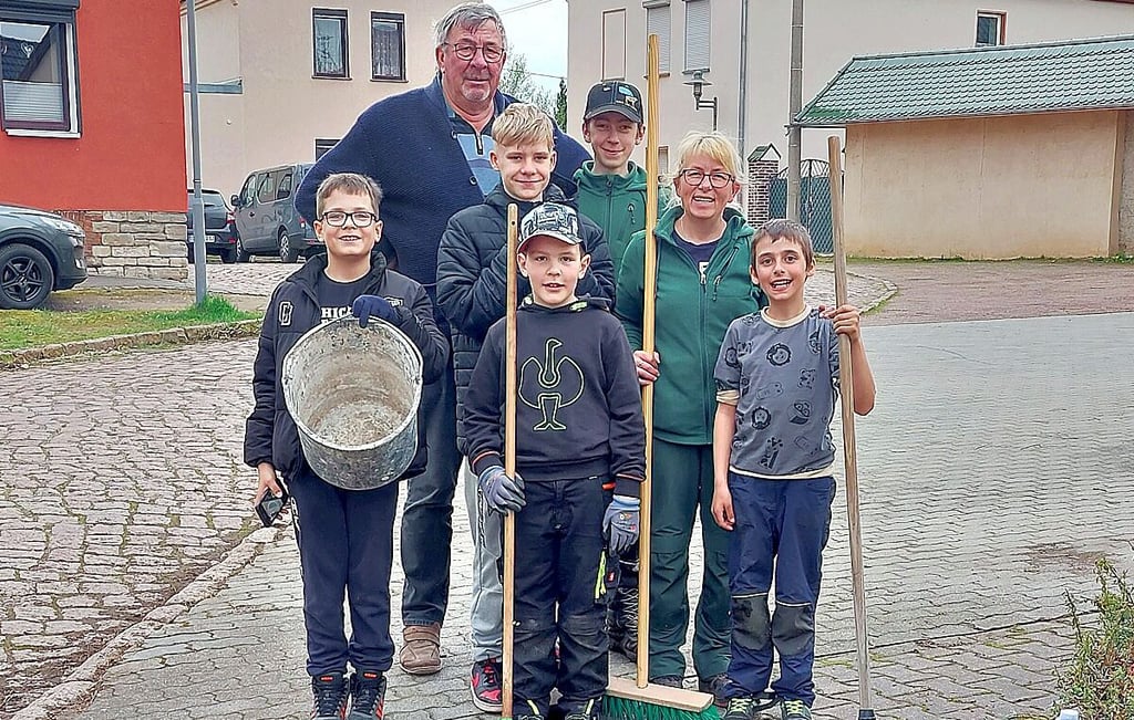 Stolz auf seine jungen Putzkräfte in Peißen ist Manfred Gutzeit (oben links).