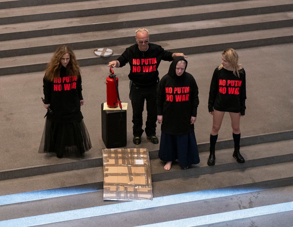 Drei Mitglieder der russischen Band Pussy Riot treten im Rahmen der Flatz-Retrospektive in der Pinakothek der Moderne mit Musik und Aktionen auf. Als zweiter von links steht der österreichische Künstler Wolfgang Flatz.